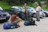 Poslední soustředění před výstupem na parkovišti u Oberhausalm.