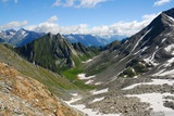 Pohled ze sedla nad Neue Riechenberger Hütte do údolí na druhé straně.