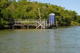 Molo u Sandfly Island, nejvyššího ostrova v okolí. Je to populární místo, tak tu mají i kadibudku.