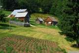 Domky cestou ze sedla Vârtopu do krasové oblasti Bihoru.