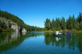 To je jen průplav vedle ostrůvku, jinak je Yukon samozřejmě širší.