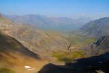 Takhle vypadalo údolí na druhé straně hřebene, to údolí vzadu je údolí North Klondike river a vzduch je zakouřený asi ještě z lesních požárů.