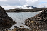 Pohled přes jezero na ledovec Hardangerjøkulen.