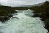 Dnes bylo ošklivo celý den, ale už jsme šli dolů do Geila. Toto je řeka vtékající do Ustedalsfjorden u Geila.