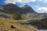 Pohled přes ploché údolí k Pico Blanco.