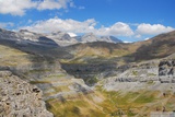 Vysoko nad údolím (Circo de Cotatuero) se tyčí Monte Perdido.