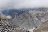 Tak jsme na vrcholu Monte Perdida a koukáme dolů, vpravo je pleso Helado.