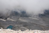 Pohled z vrcholu Monte Perdida na druhou stranu k Lago de Marbore. Chvíle, kdy bylo z vrcholu něco přes mlhu vidět, byly řídké, ale dočkali jsme se.