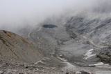 Poslední zbytky ledovce stékajícího z Monte Perdida k plesu Helada.