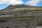 Protože včera večer jsem roztavil pumpu na vařiči, musíme předčasně zamířit k civilizaci do Gavarnie. Skalnatý vrch nad cestou.