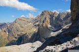 Skály nad Cirque de Gavarnie. Vrstvy, z nichž jsou poskládané se pěkně kroutí.