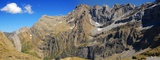 Zkroucené skály nad Cirque de Gavarnie.