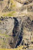 Vodopád spadající do Cirque de Gavarnie. Větrem je vychýlený z přímého směru.