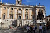 Náměstí Campidoglio na vrcholku Kapitolu, které navrhnul Michelangelo. Socha zpodobňuje Marka Aurelia.