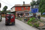 Na nádraží v Ghoomu jsem z vláčku vystoupil a šel zpět do Darjeelingu pěšky. V této zemi nemusí snít děti o tom, aby se z nich stali popeláři, protože se tu zvenku na autě mohou svézt kdykoli.