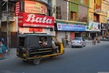 Siliguri. Na závěr ještě motorikša s Baťovým obchodem v pozadí.